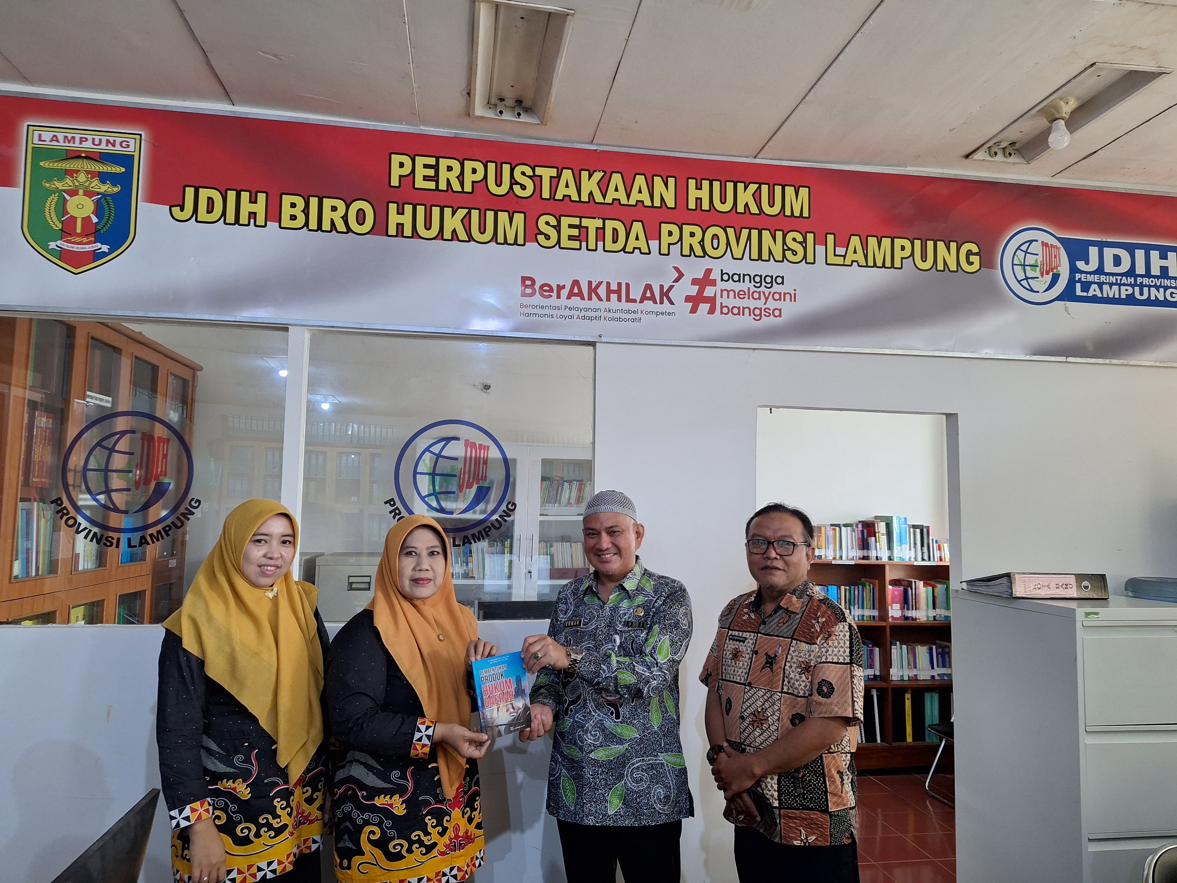 KUNJUNGAN KERJA KAPRODI ILMU PERPUSTAKAAN DAN INFORMASI ISLAM UIN RIL KE PERPUSTAKAAN HUKUM JDIH SERTA PENYERAHAN BUKU “PEMBENTUKAN PRODUK HUKUM DAERAH BERBASIS MEANINGFUL PARTISIPASI”