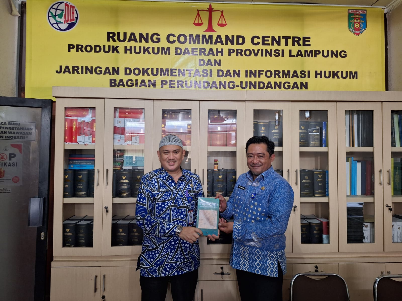 Perpustakaan Hukum JDIH Provinsi Lampung Terima Koleksi Buku Baru “Toponimi Sumatra Bagian Selatan”