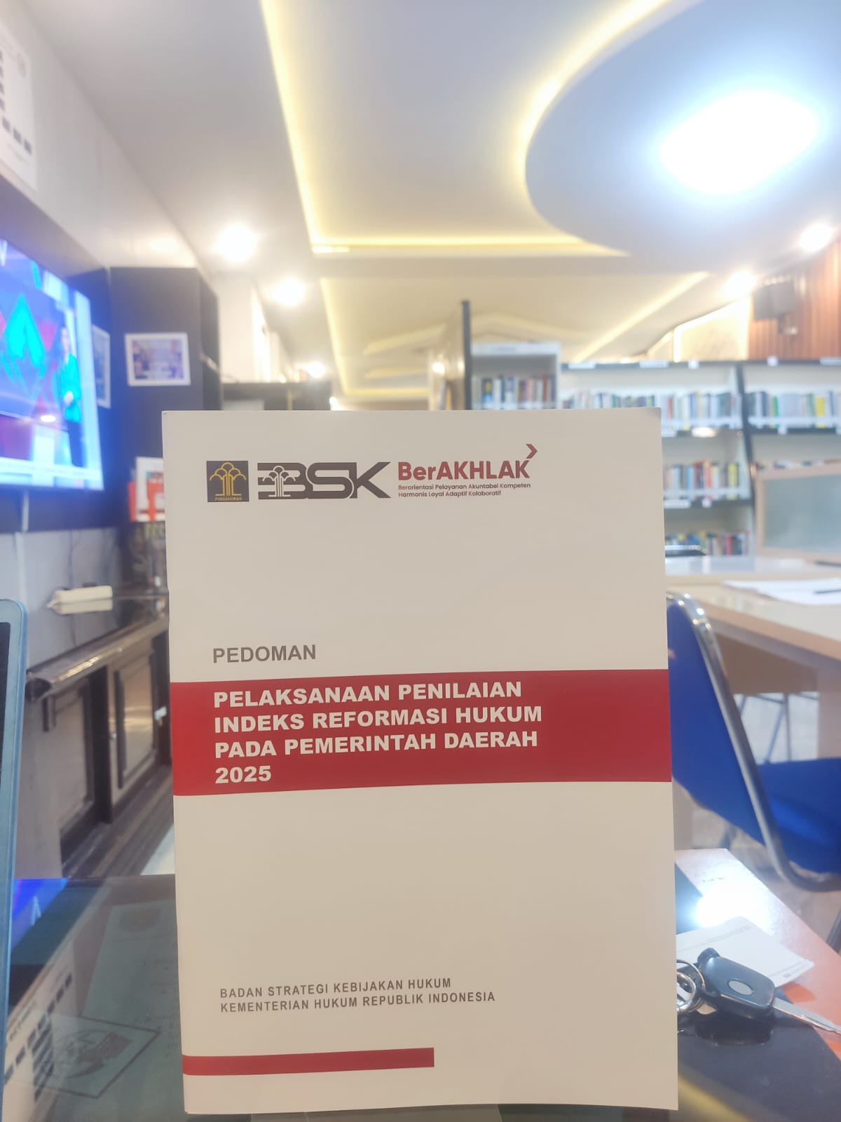 Perpustakaan Hukum JDIH Provinsi Lampung Peroleh Buku Pedoman Penilaian Indeks Reformasi Hukum dari Kementerian Hukum RI