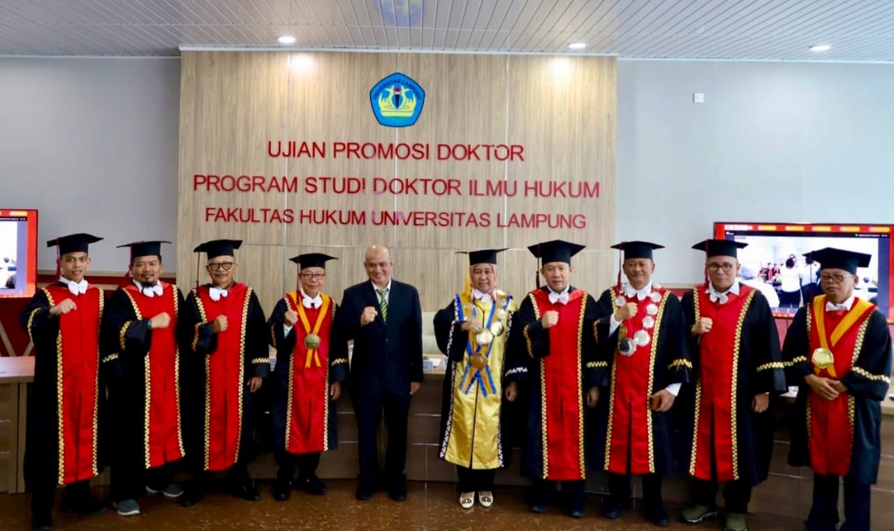 Erman Syarif Raih Gelar Doktor Ilmu Hukum Unila, Tawarkan Model Pengawasan Perda Berbasis ROCCIPI