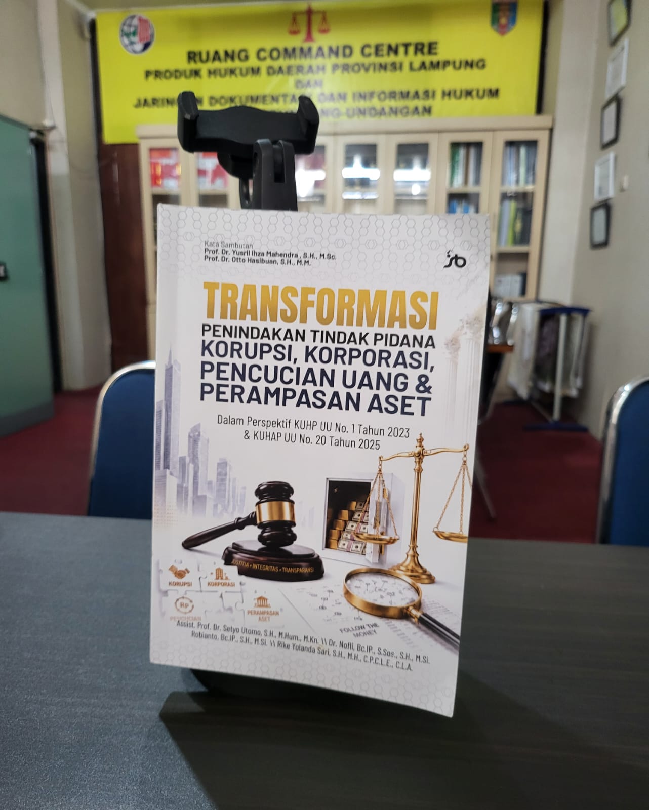 Perpustakaan JDIH Provinsi Lampung Terima Buku "Transformasi Penindakan Korupsi, Korporasi, Pencucian Uang, dan Perampasan Aset"