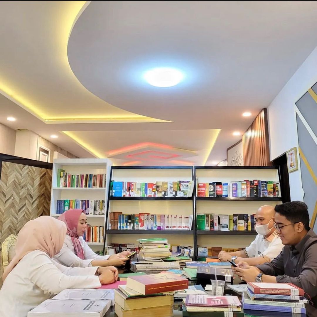 Biro Hukum Setda Prov. Lampung Lakukan Pengelompokan Buku Pada Perpustakaan Hukum JDIH Provinsi Lampung